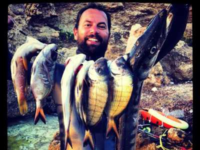 Qui � invece a San Vito Lo Capo: tra saraghi e orate si riconosce un grosso barracuda